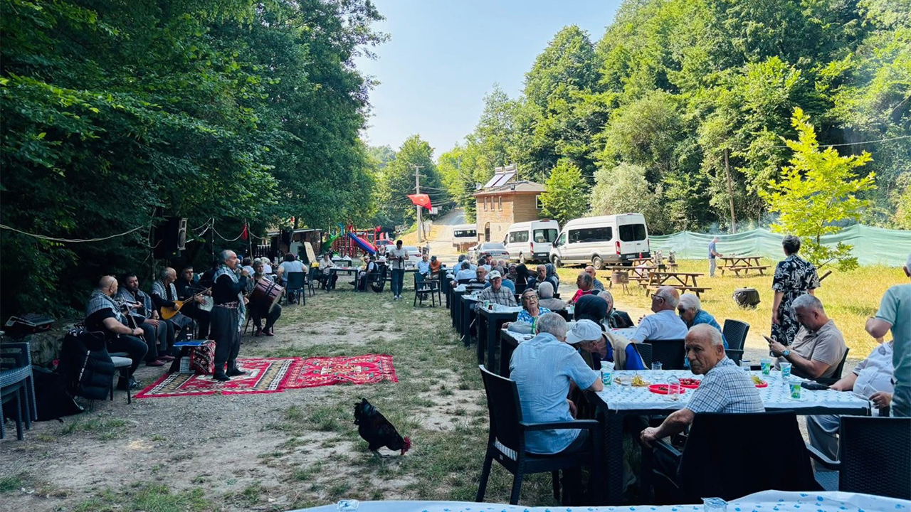 Yalova Ak Parti Il Teskilat Baskani Babalar Gun Huzurevi Ziyaret (4)