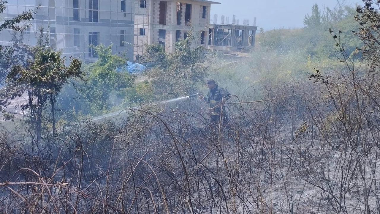 Yalova Altinova Ozden Mahalle Otluk Alan Yangin Itfaiye (1)