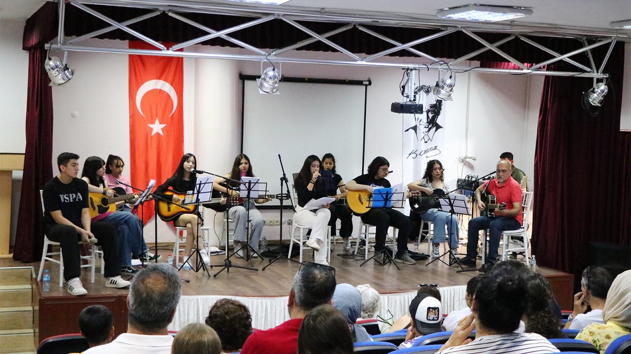 Yalova Ciftlikkoy Belediye Gitar Kursiyer Yil Sonu Gosteri (4)