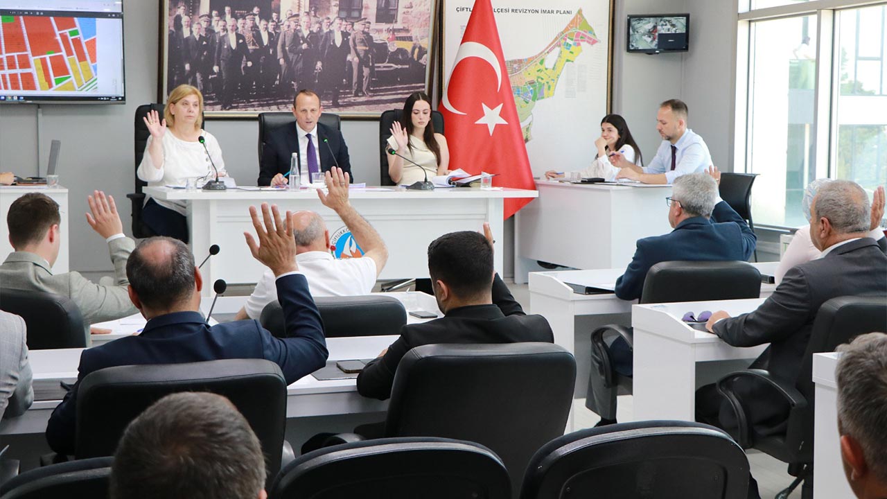 Yalova Ciftlikkoy Belediye Meclis Haziran Ay El Emegi Pazar Volkan Konak (1)