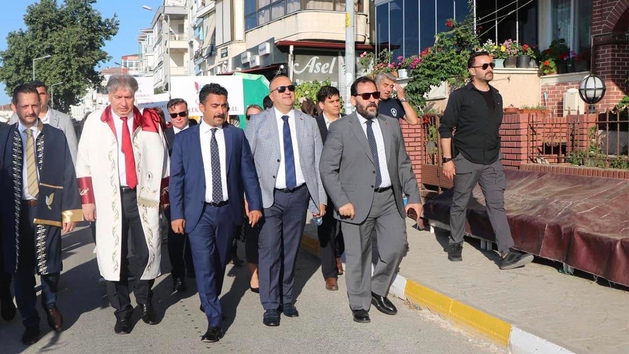 Yalova Cinarcik Mezuniyet Kep Cunhuriyet Meydani (1)