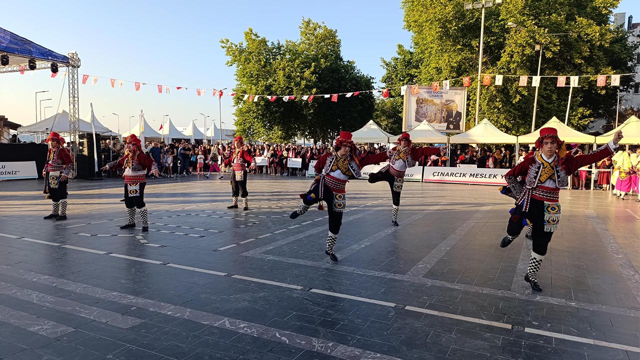 Yalova Cinarcik Mezuniyet Kep Cunhuriyet Meydani (5)