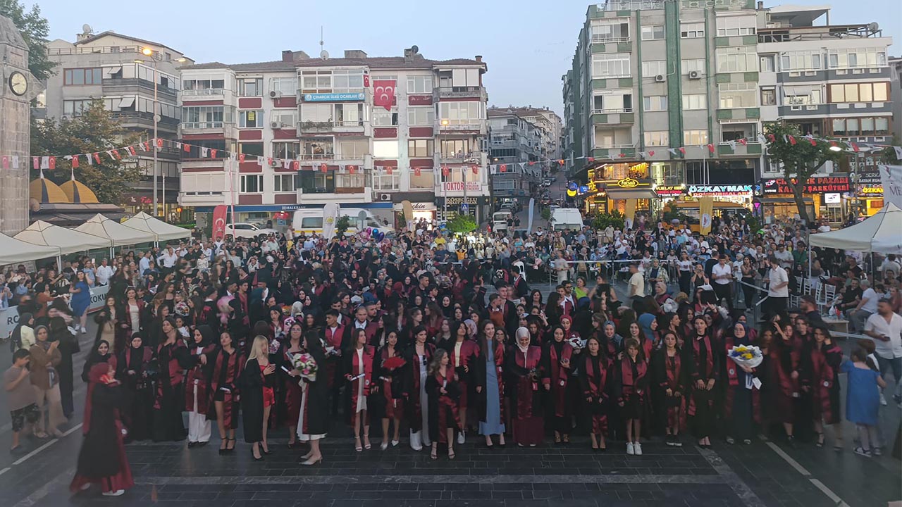 Yalova Cinarcik Mezuniyet Kep Cunhuriyet Meydani (6)