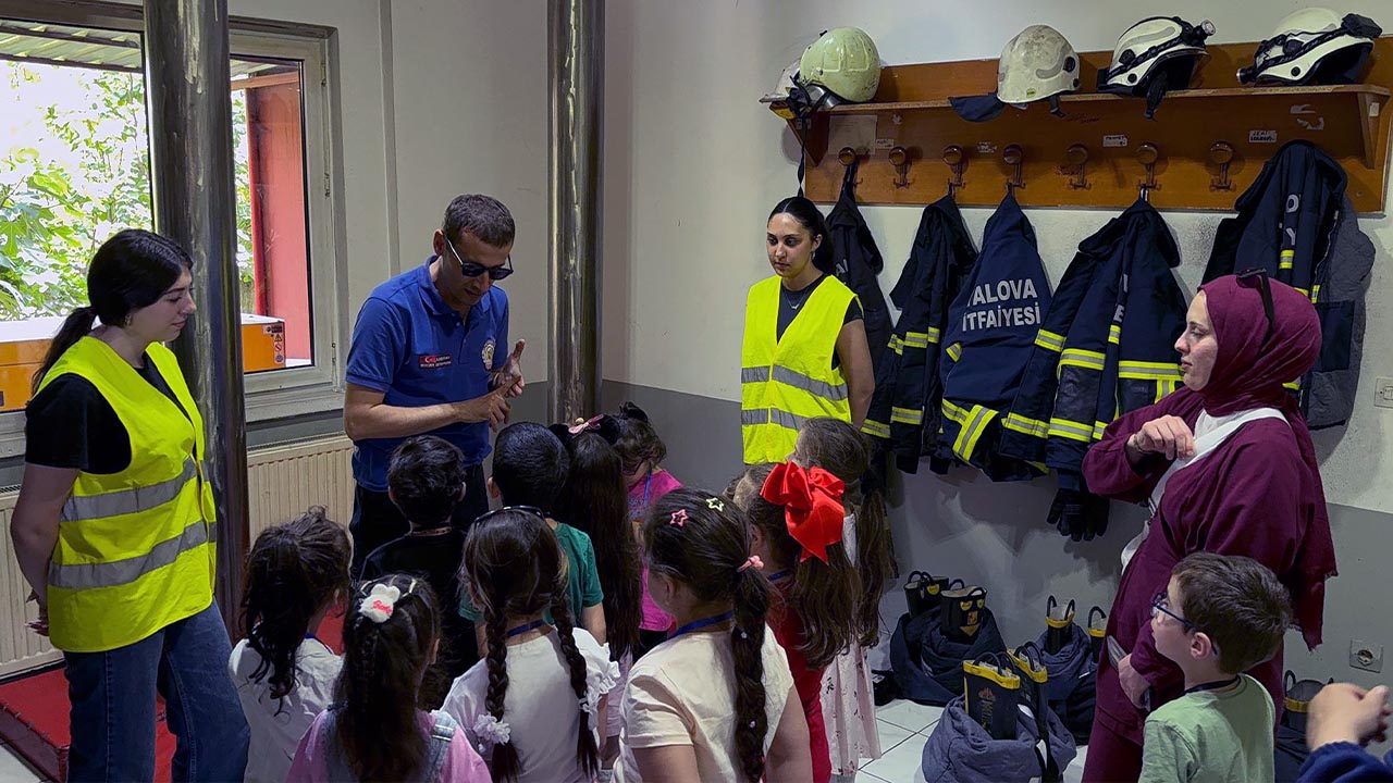 Yalova Yusuf Ziya Anaokul Ogrenciler Belediye Itfaiye Ziyaret (4)