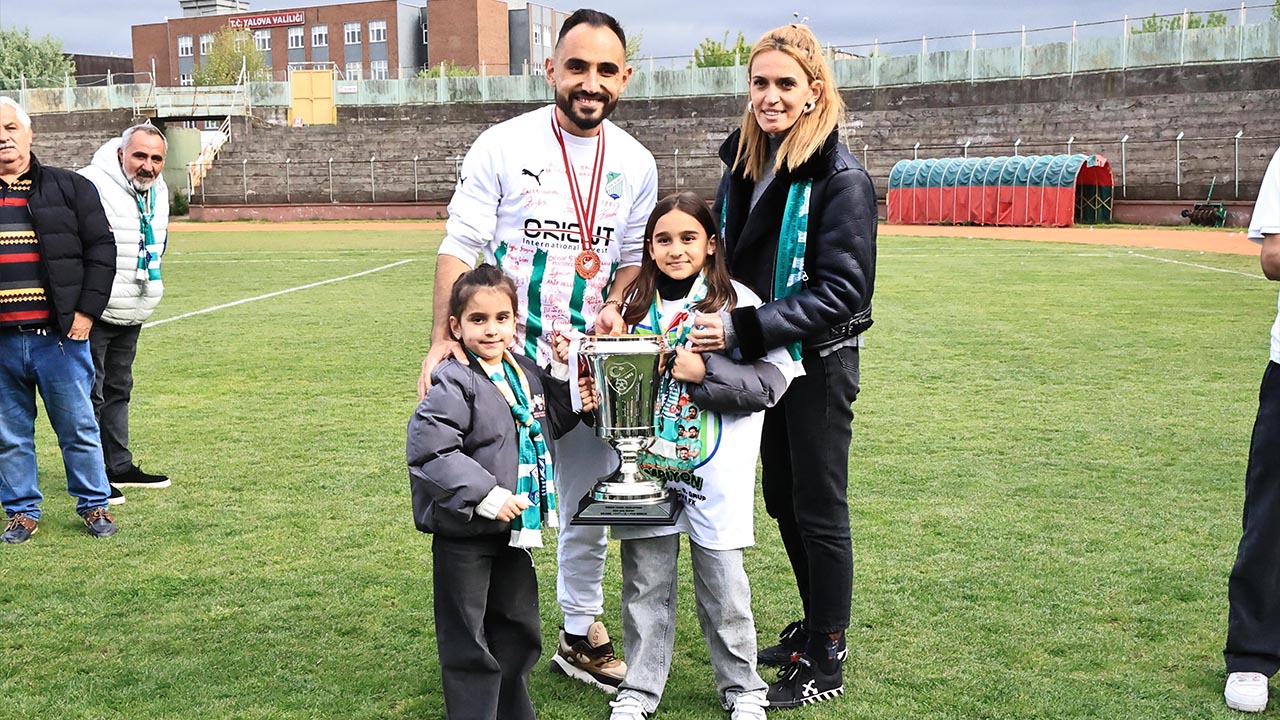 Yesil Yalova Fk Futbol Ayrilik Furya (1)