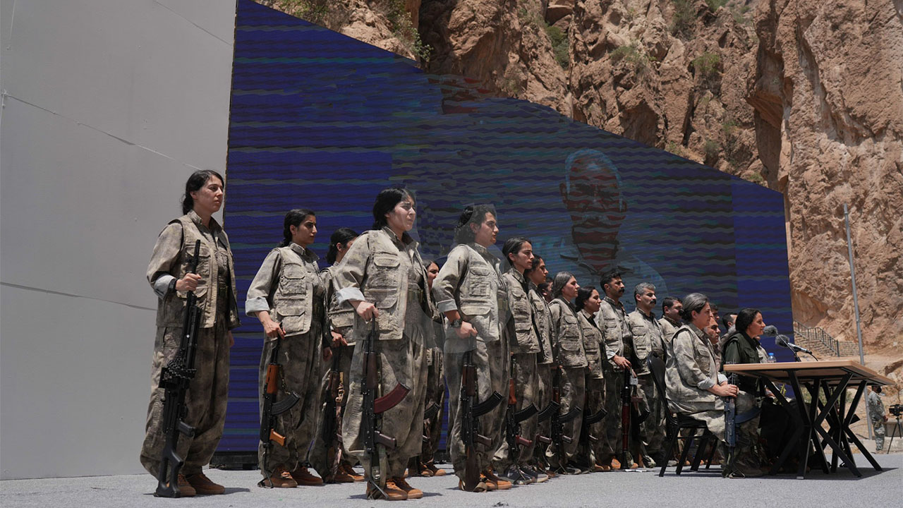 Ilk Pkk Grup Silah Birakti (2)