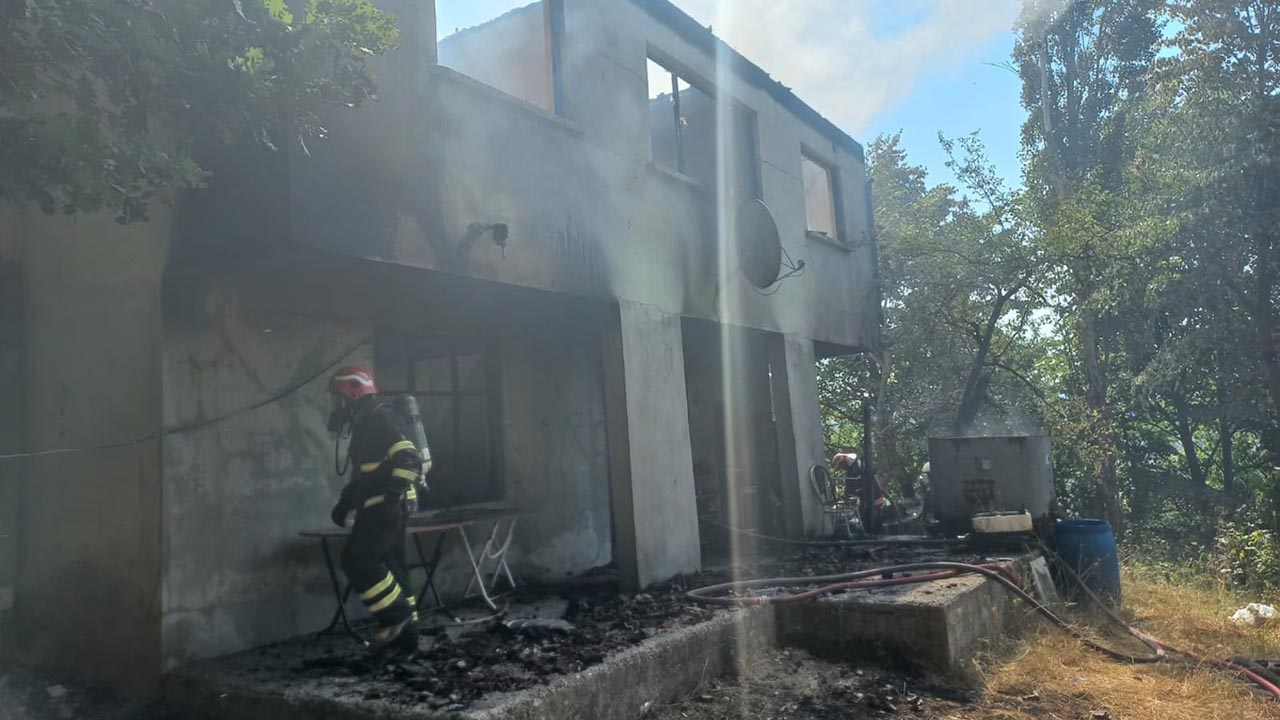 Yalova Altinova Orencik Ev Kul Yangin (2)