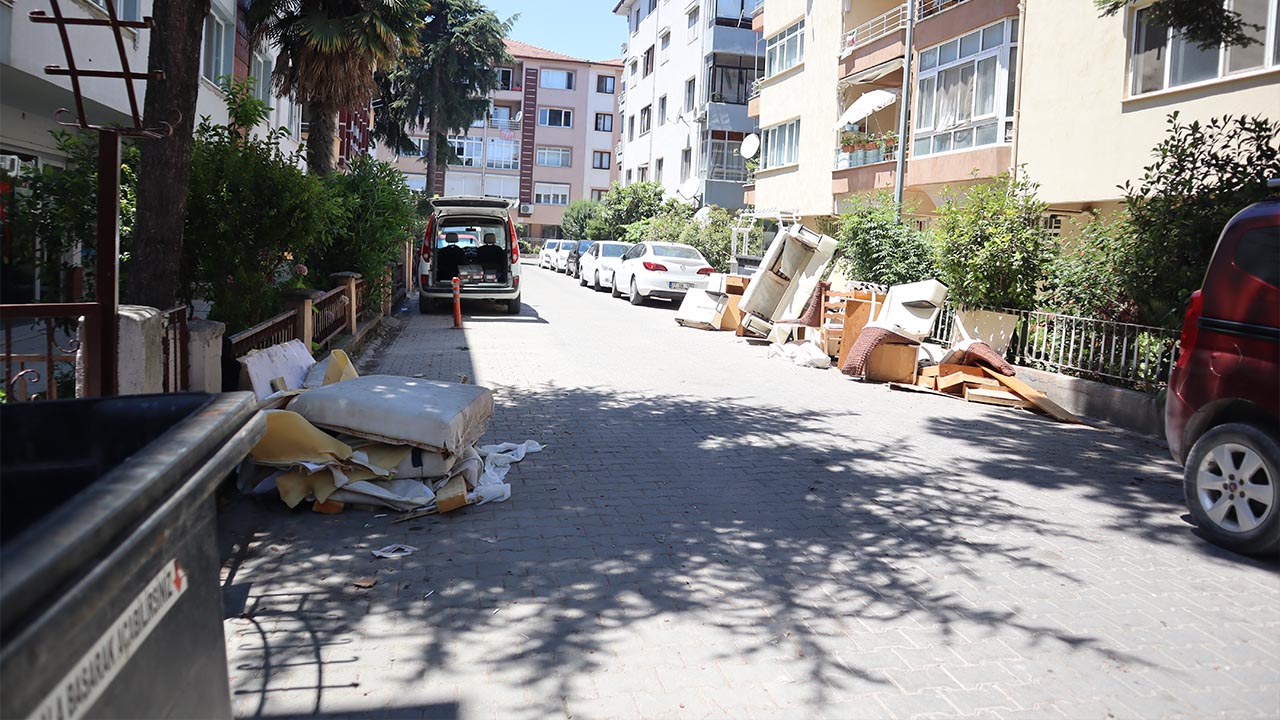 Yalova Fatih Caddesi Gurel Sokak Cop Yiğin Belediye Toplamiyo (4)
