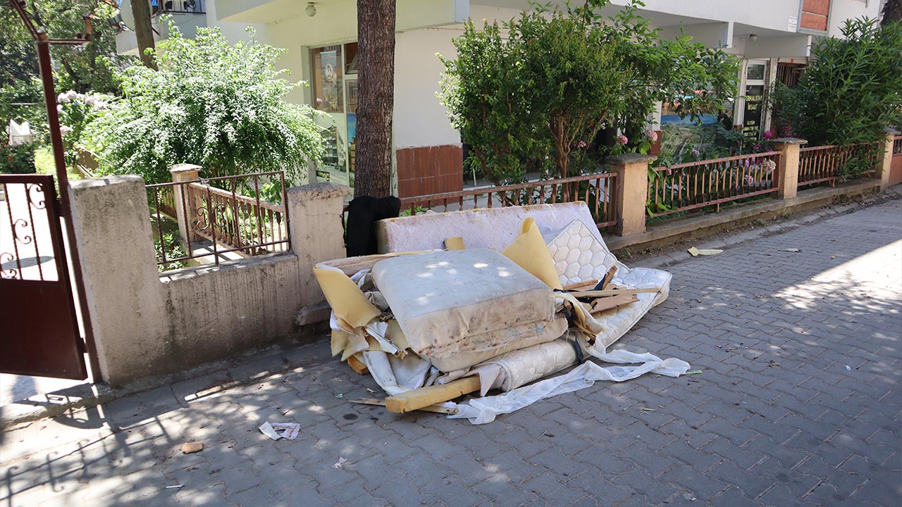 Yalova Fatih Caddesi Gurel Sokak Cop Yiğin Belediye Toplamiyo (5)