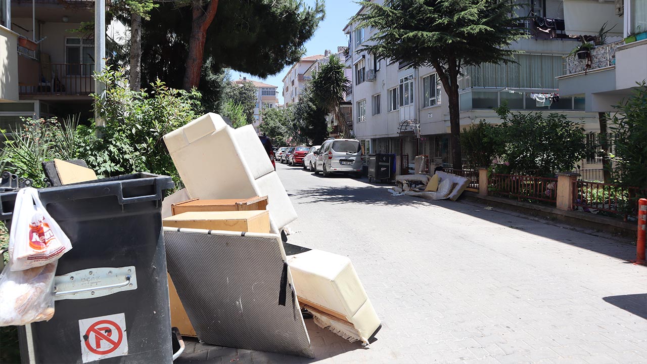 Yalova Fatih Caddesi Gurel Sokak Cop Yiğin Belediye Toplamiyo (7)