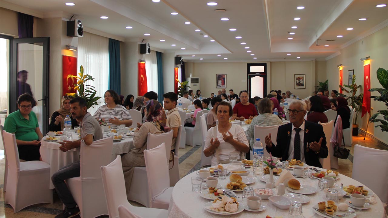 Yalova Millet Direnis Yil 15 Temmuz Sehit Darbe Toren (2)