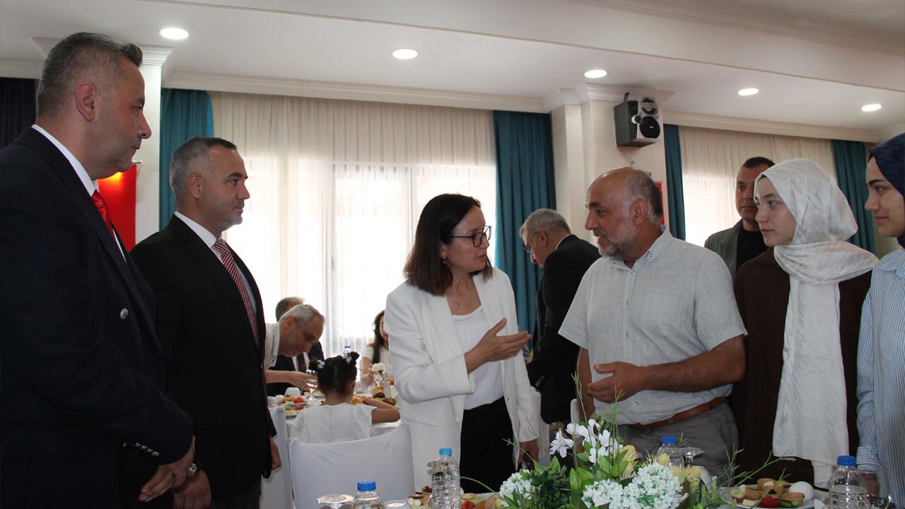 Yalova Millet Direnis Yil 15 Temmuz Sehit Darbe Toren (8)
