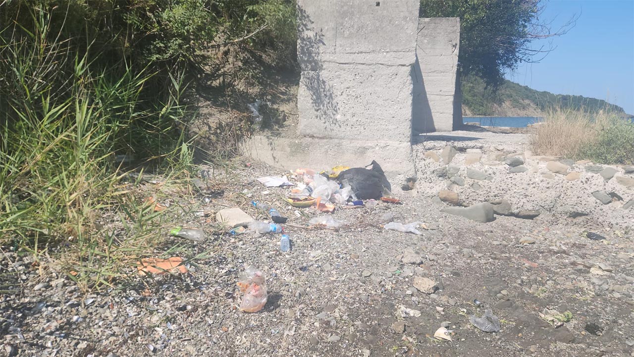 Yalova Senkoy Deniz Feneri Cop Yigini (1)