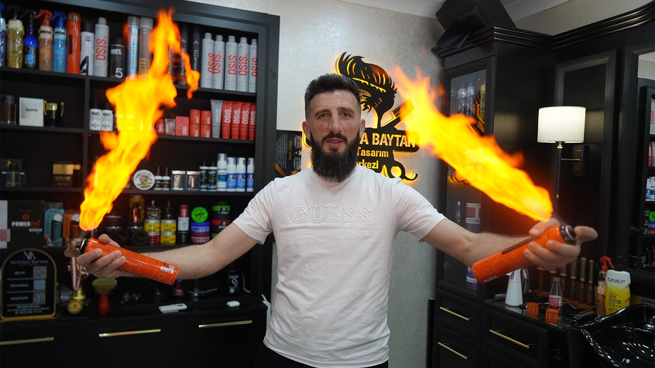 Müşterisini Denizin Altında Tıraş Etti (3)