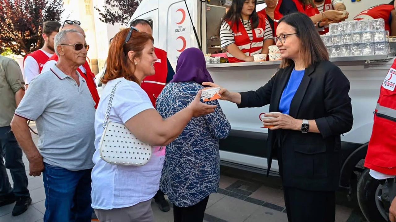 Yalova Turk Kizilay Vali Asure Dagitma (1)