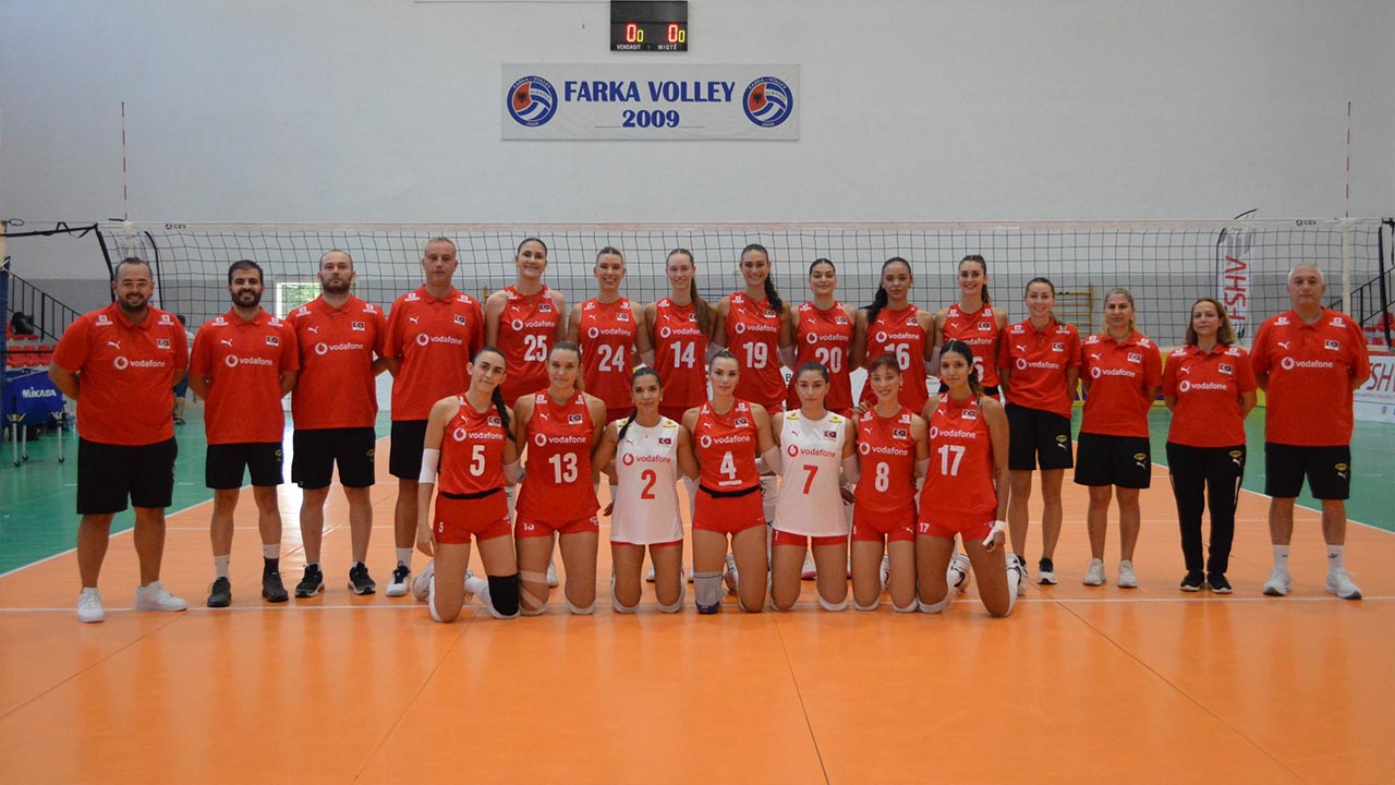 Yalova Eylul Durgun Arkadas Balkan Sampiyona Galibiyet Voleybol (1)