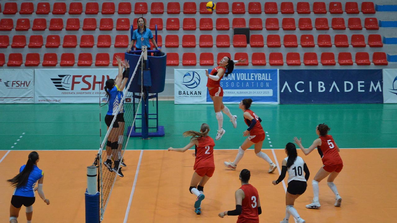 Yalova Eylul Durgun Arkadas Balkan Sampiyona Galibiyet Voleybol (3)