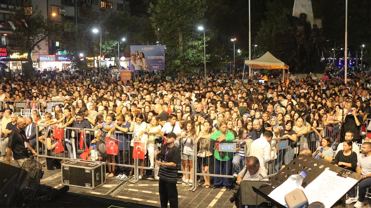 Altın Çınar Festivali İlk Gecesiyle Herkesi Büyüledi (1)
