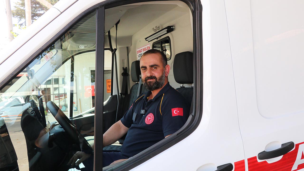 Ambulans Şoförü Çocuğu Yalın Ayak Bırakmadı, Istasyona Galoşla Döndü (1)