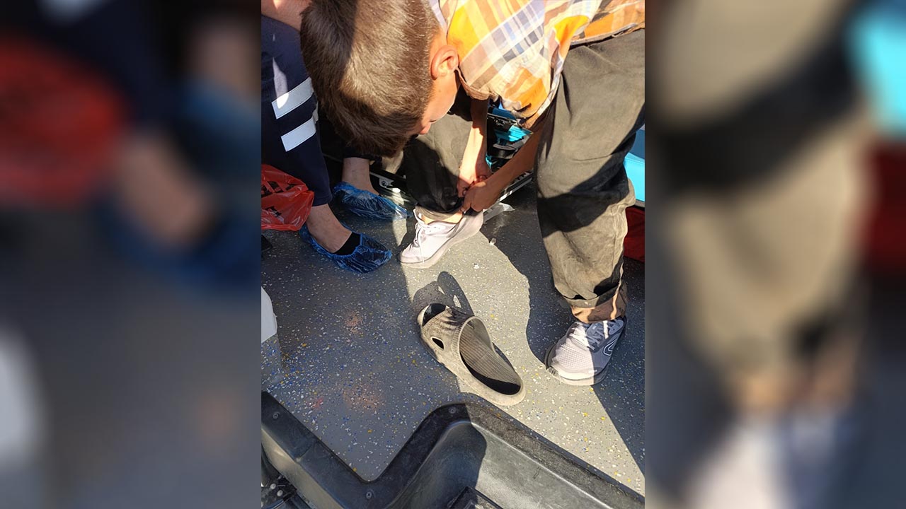 Ambulans Şoförü Çocuğu Yalın Ayak Bırakmadı, Istasyona Galoşla Döndü (4)