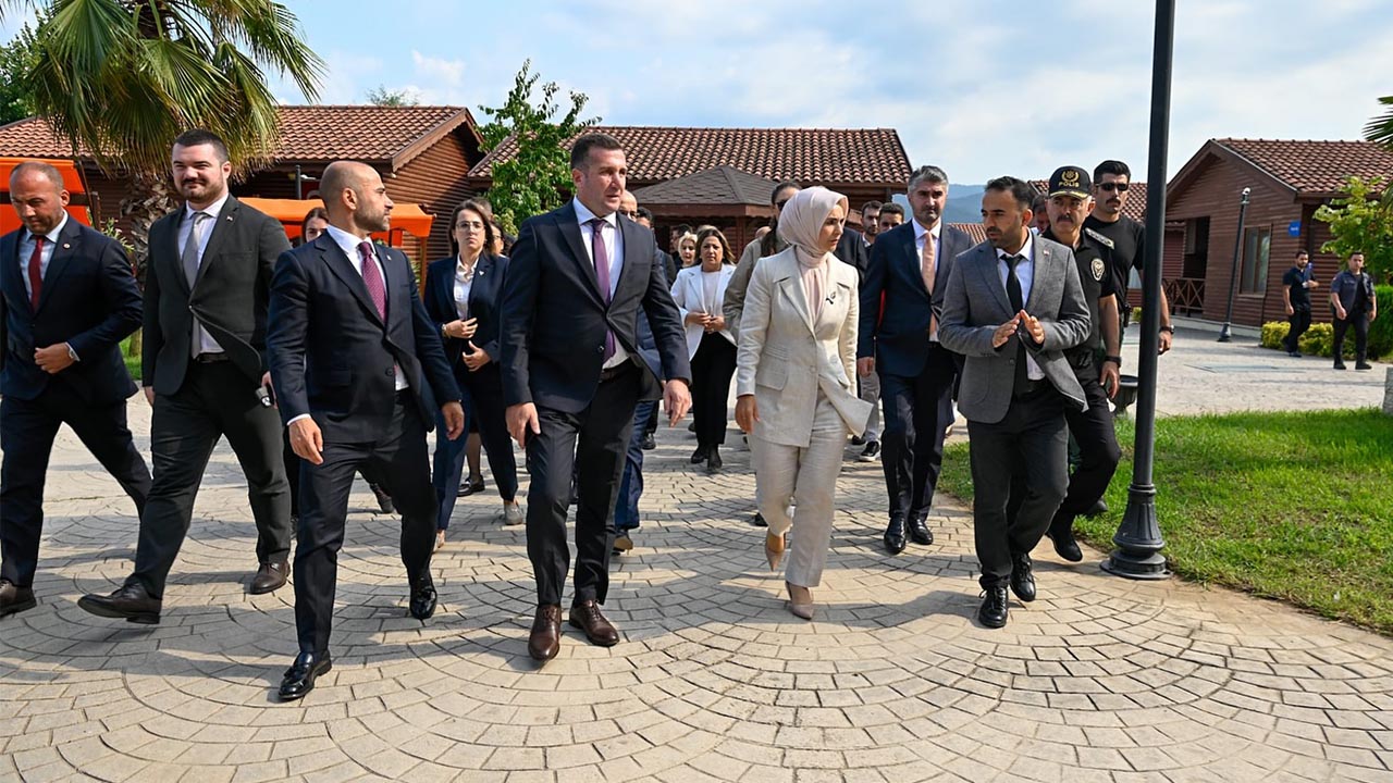 Bakan Göktaş Çınarcık Huzurevi’ni Ziyaret Etti (1)