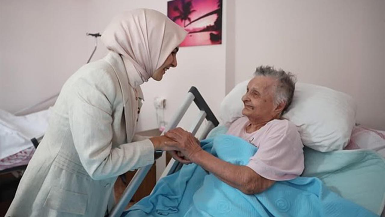 Bakan Göktaş Çınarcık Huzurevi’ni Ziyaret Etti (2)