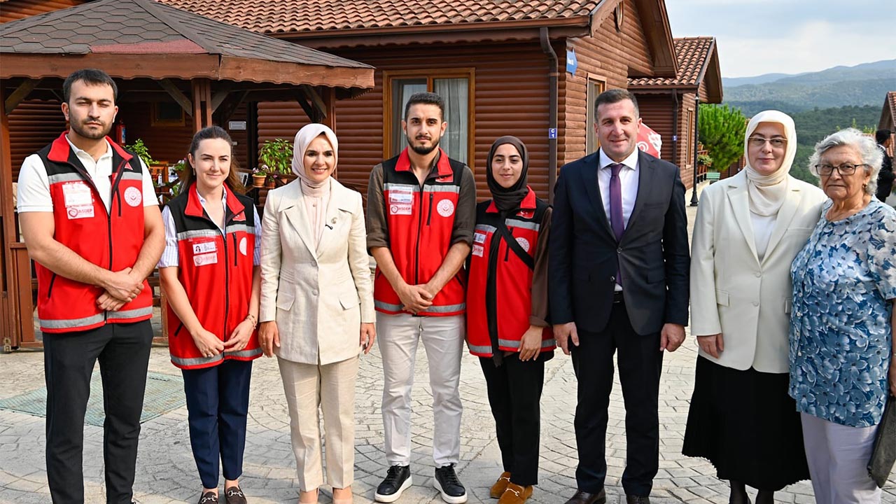Bakan Göktaş Çınarcık Huzurevi’ni Ziyaret Etti (3)