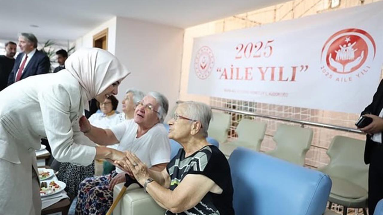 Bakan Göktaş Çınarcık Huzurevi’ni Ziyaret Etti (6)