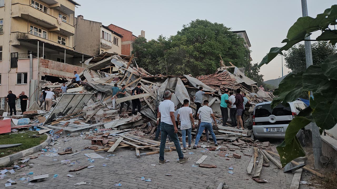 Balıkesir Sındırlı Deprem Yıkım Bina (2)