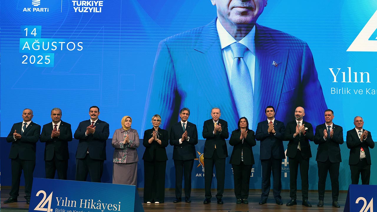 Yalova Altınova Belediye Başkan Yasemin Fazlaca Rozet Akp (1)