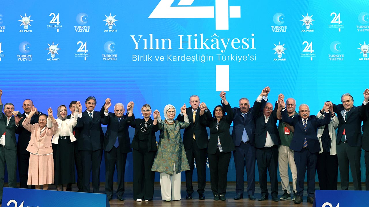 Yalova Altınova Belediye Başkan Yasemin Fazlaca Rozet Akp (3)
