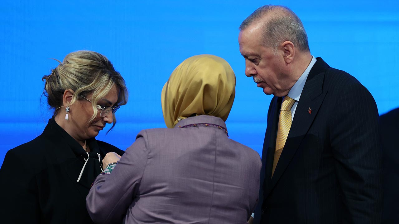 Yalova Altınova Belediye Başkan Yasemin Fazlaca Rozet Akp (4)