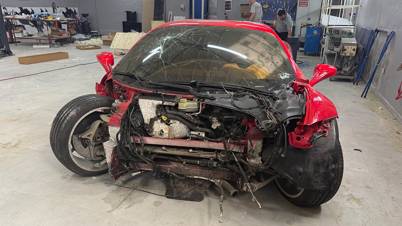 17 Milyon Ferrari Pert Oldu (1)