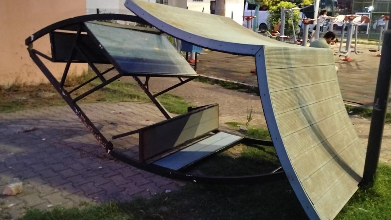 Vandallar Çi̇ftli̇kköy'deki̇ Parklara Zarar Verdi̇ (7)