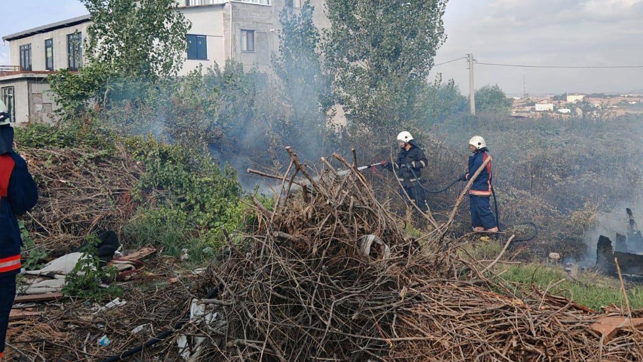 Yalova Belediye Itfaiye Ekipler Bayraktepe Baglarbasi Mahalle Cop Yangin (2)