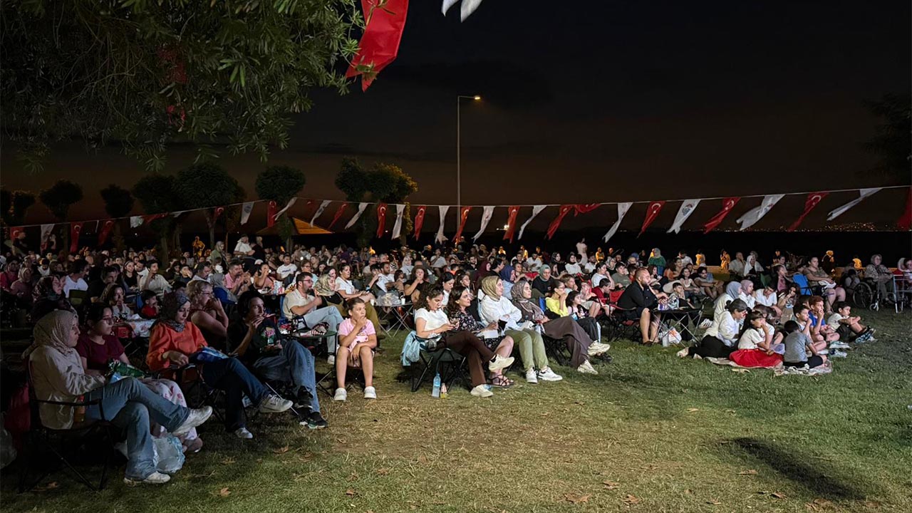 Yalova Beledi̇yesi̇'nden Açik Havada Si̇nema Keyfi̇ (2)