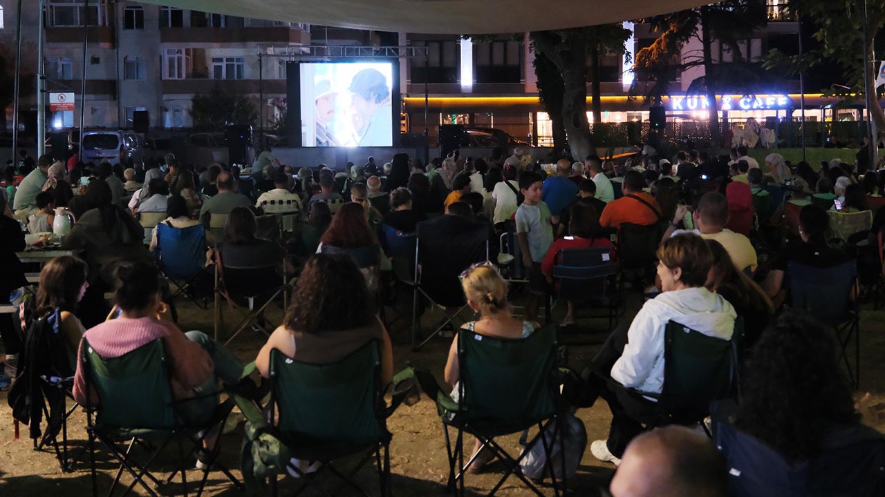 Yalova Ciftlikkoy Belediye Mokamp Mavi Bocuk Acik Hava Sinema (3)