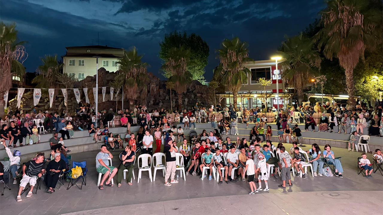 Yalova’da Açik Hava Si̇nemasi Mahallelere Taşindii (1)
