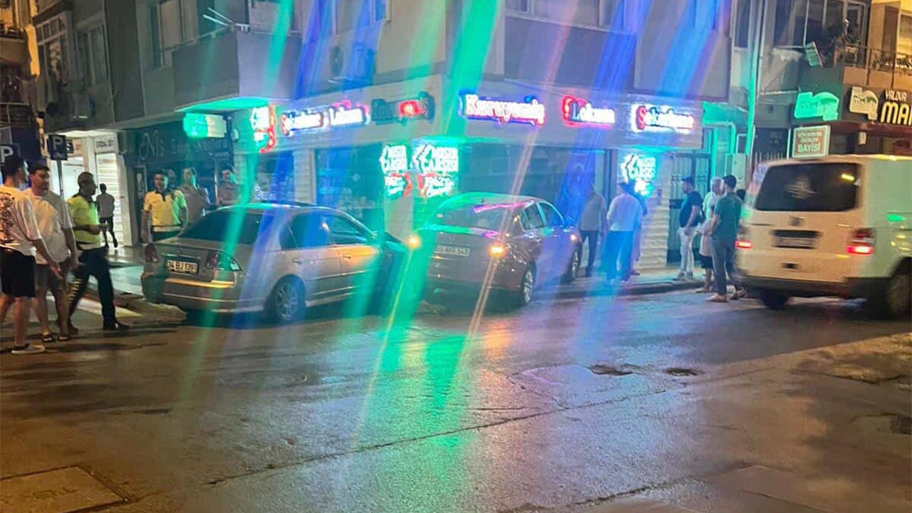 Yalova'da Çarpışan Iki Otomobil Kuruyemiş Dükkanına Girdi (1)
