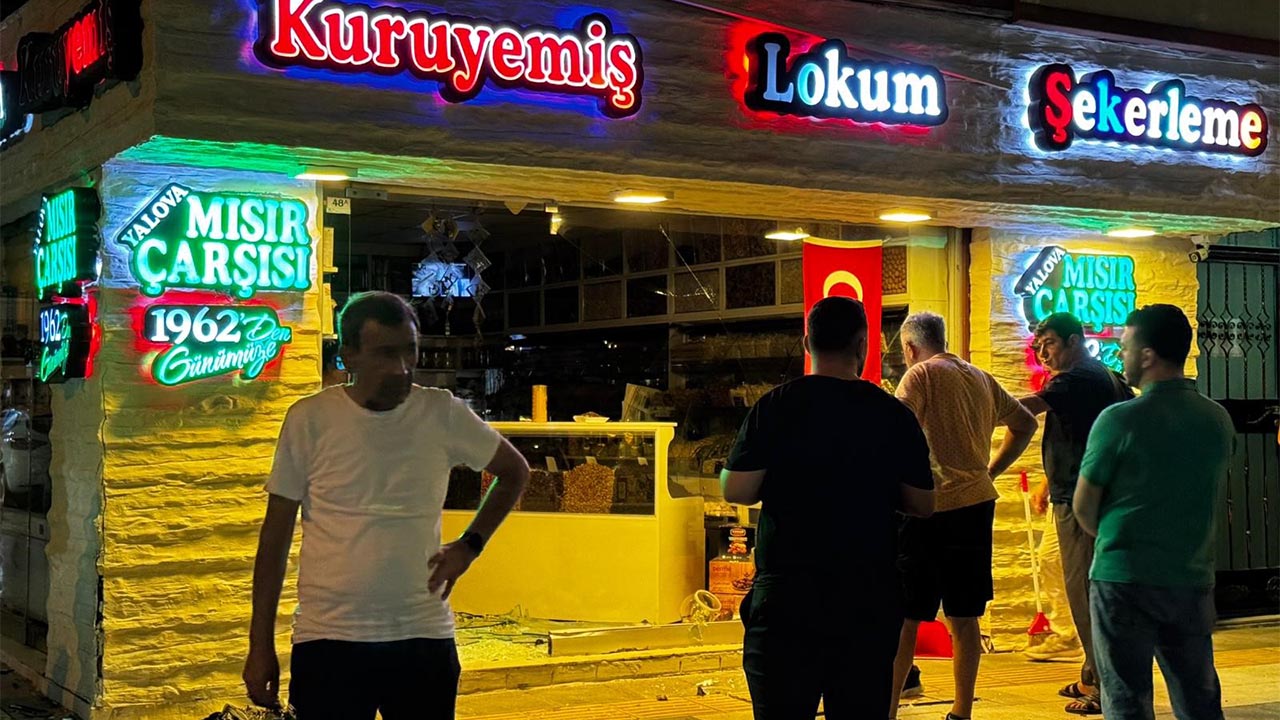 Yalova'da Çarpışan Iki Otomobil Kuruyemiş Dükkanına Girdi (3)