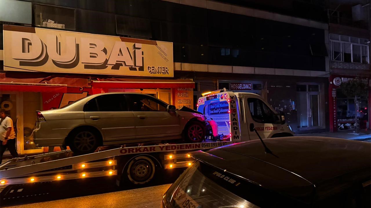 Yalova'da Çarpışan Iki Otomobil Kuruyemiş Dükkanına Girdi (4)