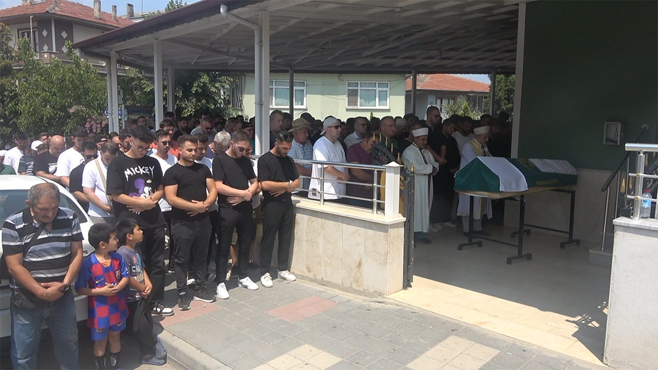 Yalova'da Trafik Kazasında Ölen Genç Son Yolculuğuna Uğurlandı (2)