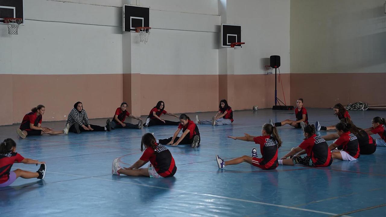 Yalova Kadikoy Voleybol Spor Forma Saha (2)