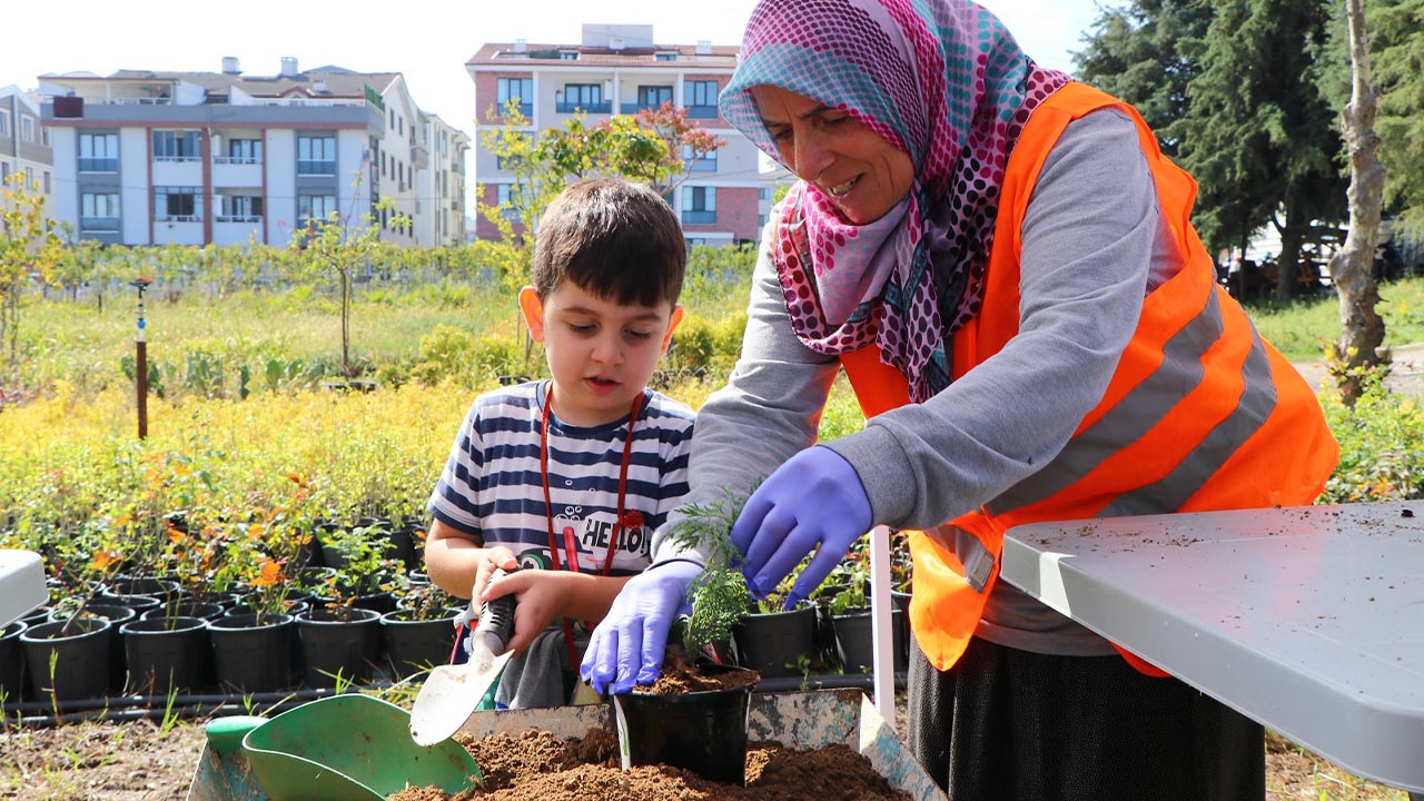 Çiftlikköy’de Minik Yürekler İlk Fidanlarını Dikti (1)