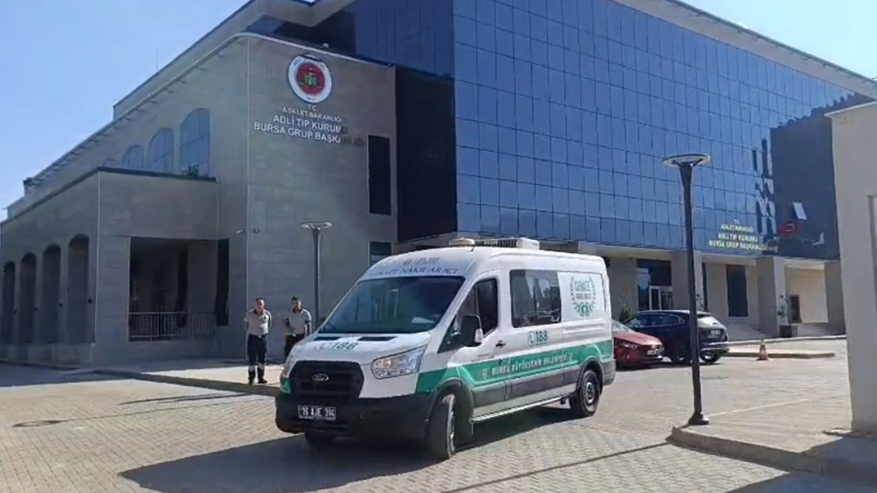 Ellerini Ve Yüzünü Balıklar Yemiş... (1)