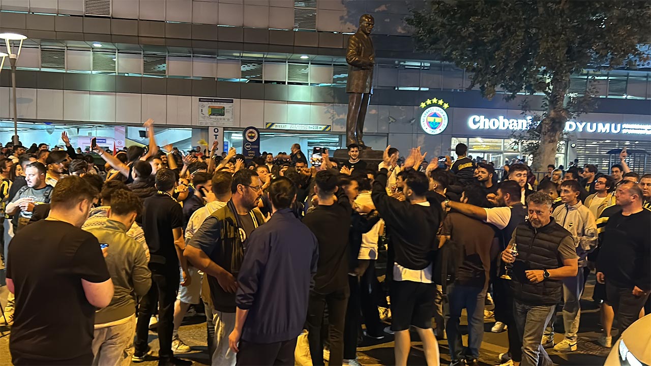 Fenerbahçeli Taraftarlar, Sadettin Saran'ın Başkan Seçilmesini Stat Önünde Kutladı (2)
