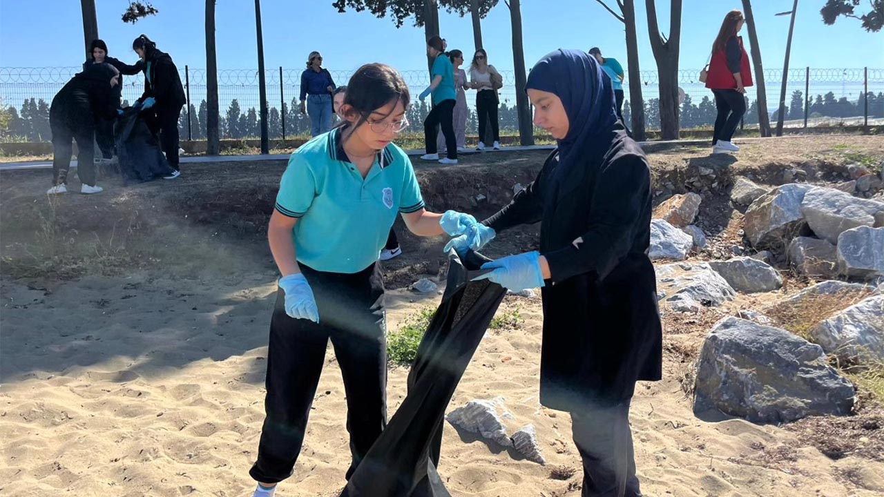 Gençler, Dünya Temizlik Günü’nde Sahilde Buluştu (3)