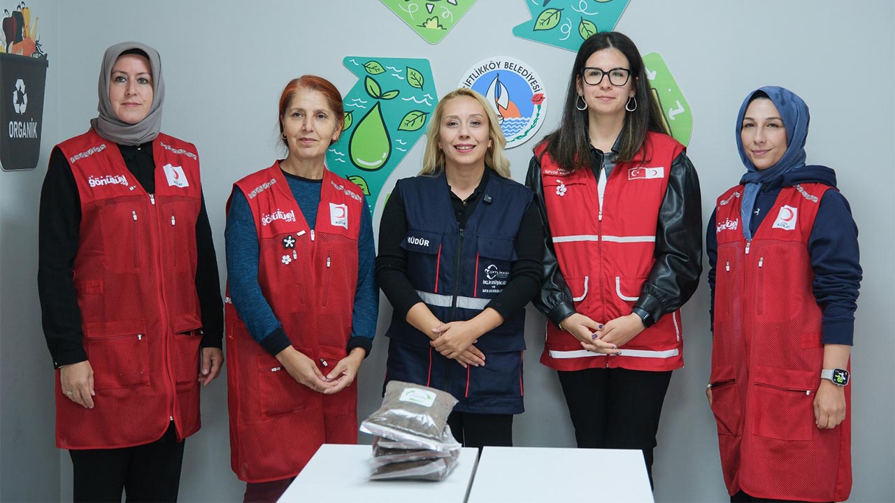 Gıda İsrafına Dikkat Çekmek İçin Kompost Ürettiler (1)