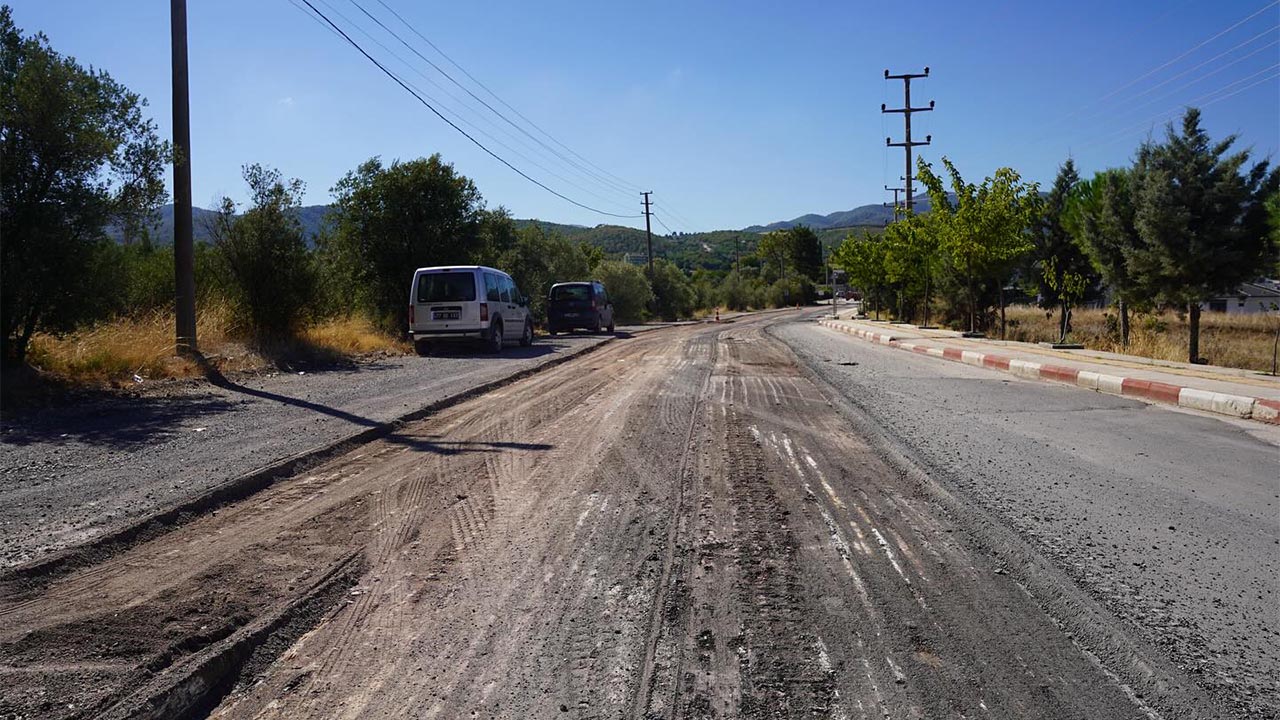 Kurtköy Caddesi’nde Asfalt Onarımı Başladı (1)