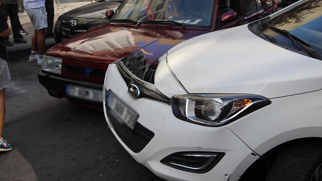 Yalova Rustem Pasa Mahalle Ismet Acar Cadde Trafik Kaza Maddi Hasar (4)